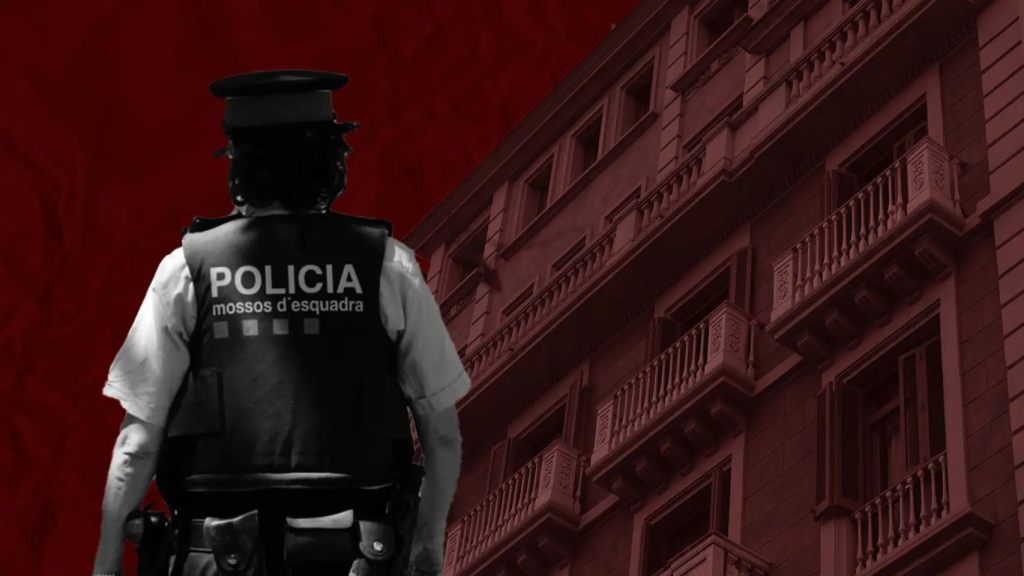 Imagen de un agente de los Mossos d'Esquadra y el bloque donde moraba la okupa