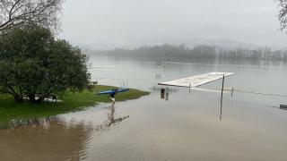 El lago de Banyoles (Girona), desbordado