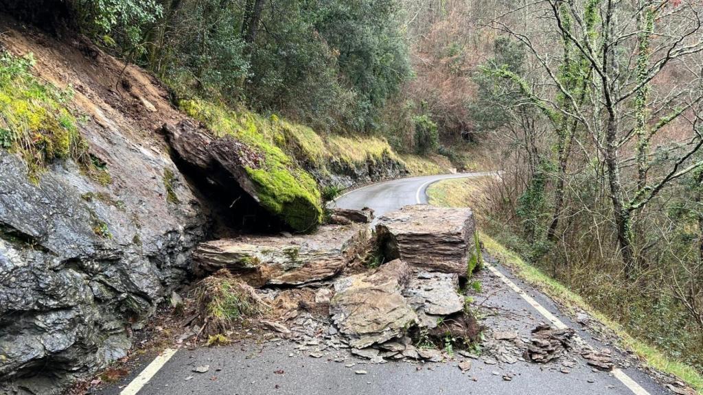 Desprendimiento de rocas en la GIV-5223 entre Beget y Rocabruna (Girona)