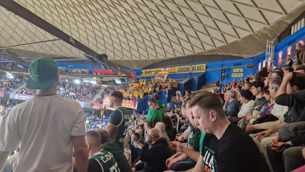 Aficionados del Zalgiris inundan el Palau Blaugrana, en asientos destinados al público local