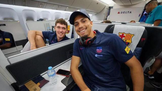 Ronald Araujo y Andreas Christensen viajan con el Barça en un avión privado