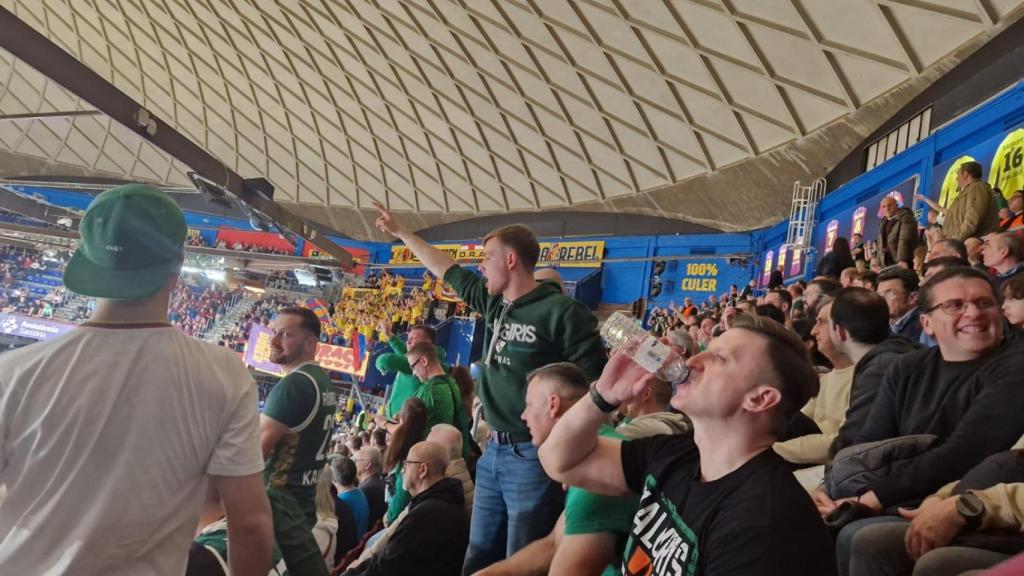 Aficionats del Zalgiris, ubicats en zones del Palau Blaugrana dirigides al públic culer