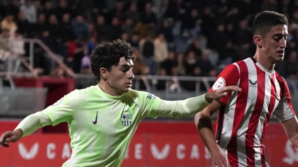 Jan Virgili presiona a un jugador del Bilbao Athletic en un partido del Barça B