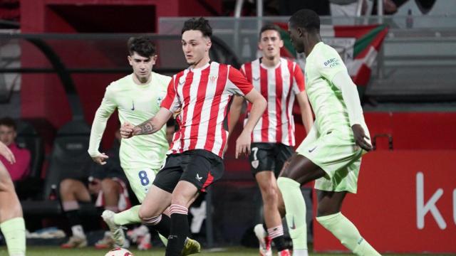 Mbacke y Aleix Garrido defienden un ataque del Bilbao Athletic en un partido del Barça B