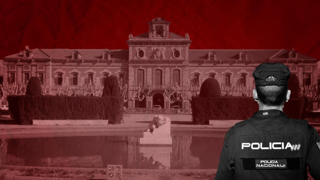 Agente de la Policía Nacional ante el Parlament de Cataluña