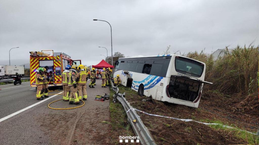 Accidente de un bus de Sagalés en la C-33 en Mollet del Vallès