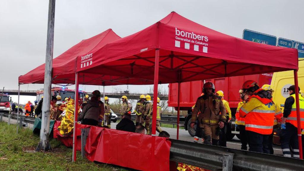 Los Bombers y el Sistema d'Emergències Mèdiques han atendido a los heridos por el accidente del autocar de Sagalés en la C-33