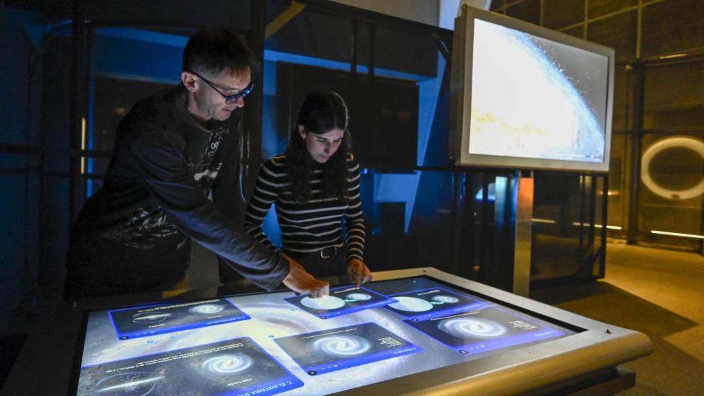 Una mesa interactiva permite conocer datos de la Vía Láctea