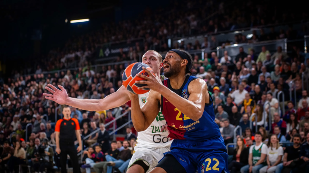 Jabari Parker intenta meter una canasta contra Zalgiris