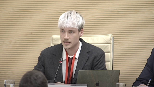 Christopher Daniel Person durante su comparecencia en el Parlament el jueves pasado