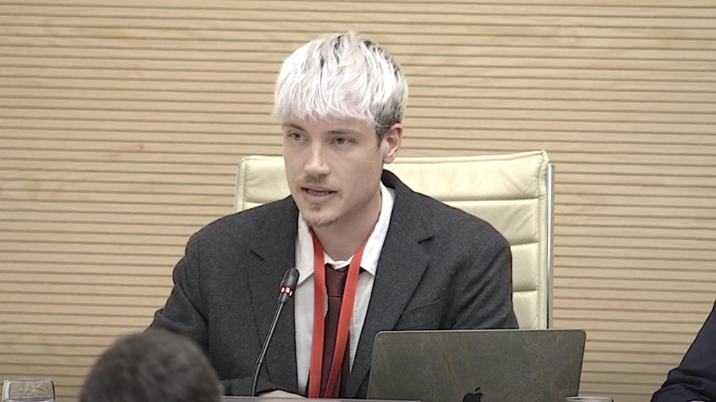 Christopher Daniel Person durante su comparecencia en el Parlament el jueves pasado
