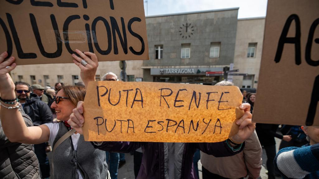 Varias personas en la manifestación contra el caos ferroviario en Tarragona