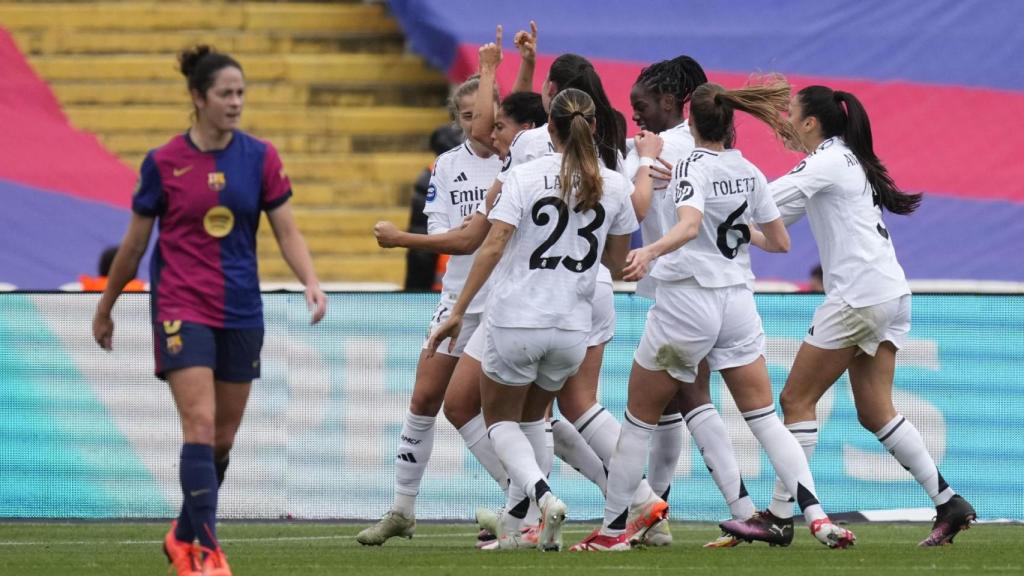 El Reial Madrid celebra la victòria contra el Barça Femení a Montjuïc