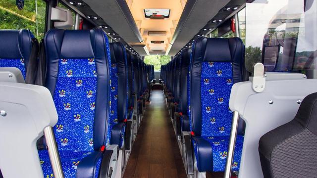 Imagen de un autobús interurbano de Monbus en Galicia