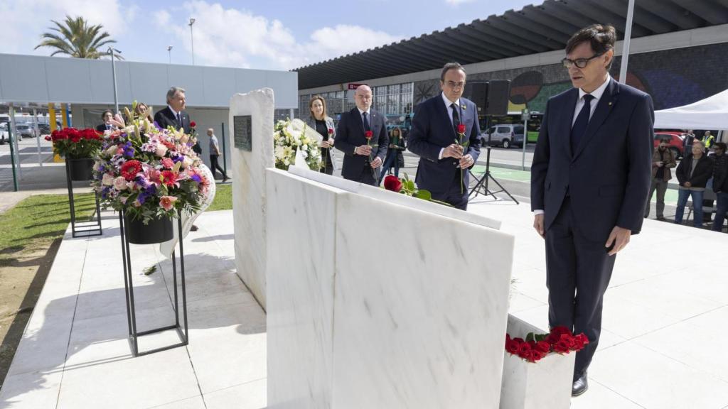 El presidente de la Generalitat de Cataluña, Salvador llla (d), deposita una flor ante un monumento conmemorativo durante el acto de recuerdo a las víctimas en el décimo aniversario del suceso en el Aeropuerto de Barcelona