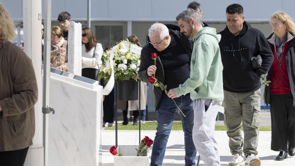 Familiares de víctimas de la catástrofe aérea de Germanwings depositan flores ante un monumento conmemorativo durante el acto de recuerdo a las víctimas en el décimo aniversario del suceso en el Aeropuerto de Barcelona