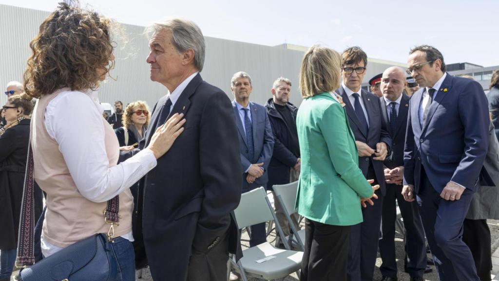 Artur Mas, expresidente catalán, saluda a una familiar de una víctima de la catástrofe de Germanwings, mientras el actual presidente, Salvador Illa, conversa con la presidenta de la asociación, Lourdes Bonet, y con Josep Rull, presidente del Parlament