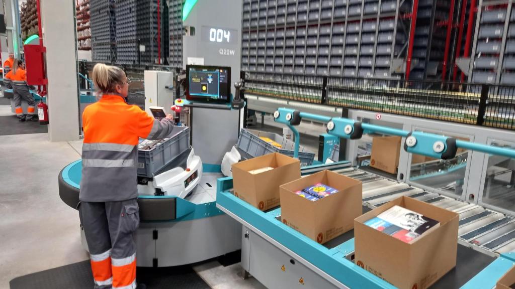 Imagen de una trabajadora en el nuevo centro de Penguin Random House en Cerdanyola del Vallès