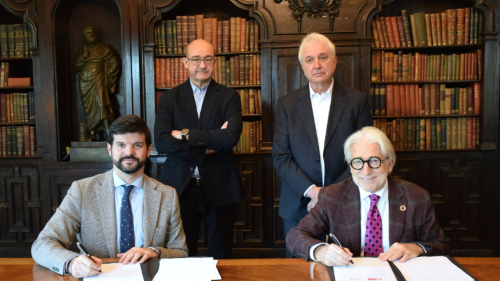 Gerard Esteva y Josep Sánchez Llibre firman el acuerdo para impulsar el máster en IA