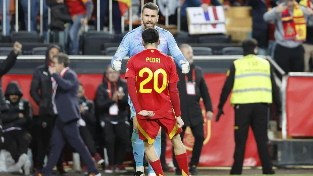 Pedri y Unai SImón celebran el pase a la Final Four de la Nations League