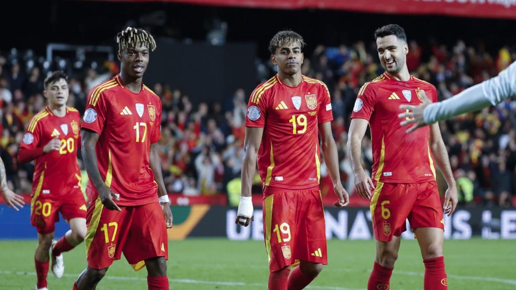 Lamine Yamal, Nico Williams y Mikel Merino celebran el golazo del de Rocafonda contra Holanda en la Nations League