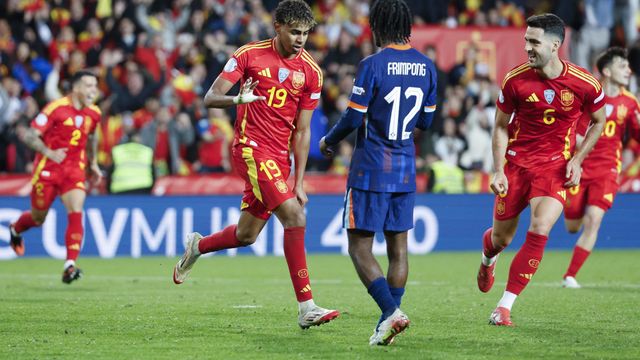 Lamine Yamal celebra ante Frimpong su golazo contra Holanda en la Nations League