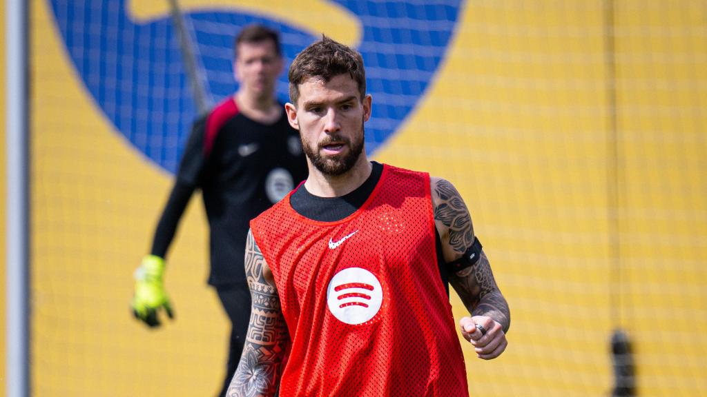 Iñigo Martínez vuelve a los entrenamientos tras superar los problemas en la rodilla