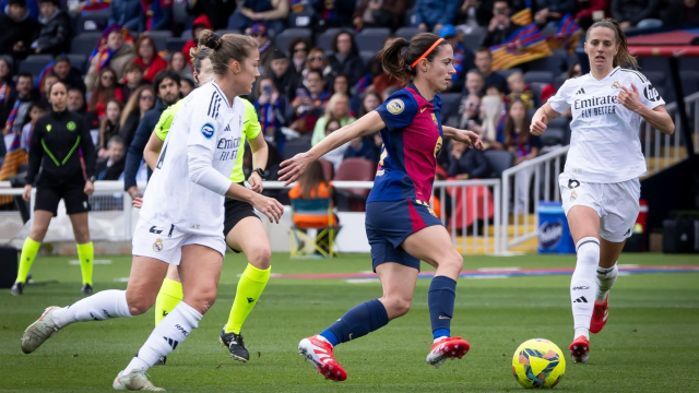 Aitana Bonmatí, futbolista del Barça Femenino, busca una línea de pase contra el Real Madrid