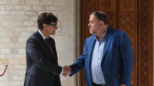 El presidente de la Generalitat, Salvador Illa, y el presidente de ERC, Oriol Junqueras, durante una reunión en el Palau de la Generalitat, a 22 de febrero de 2025