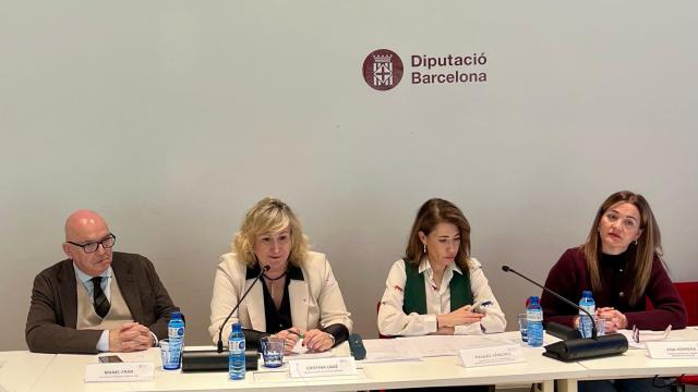 Manel Fran, jefe de prensa de Aena en Cataluña; Cristina Lajé, directora general de Turisme de Catalunya; Raquel Sáncehz, presidenta de Paradores; y Ana Herrera, delegada de Turismo de la Diputació de Barcelona, durante la presentación del Tourism and Economy Summit Barcelona 2025