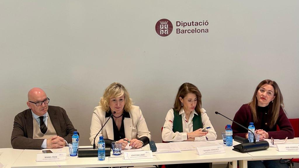 Manel Fran, jefe de prensa de Aena en Cataluña; Cristina Lajé, directora general de Turisme de Catalunya; Raquel Sáncehz, presidenta de Paradores; y Ana Herrera, delegada de Turismo de la Diputació de Barcelona, durante la presentación del Tourism and Economy Summit Barcelona 2025