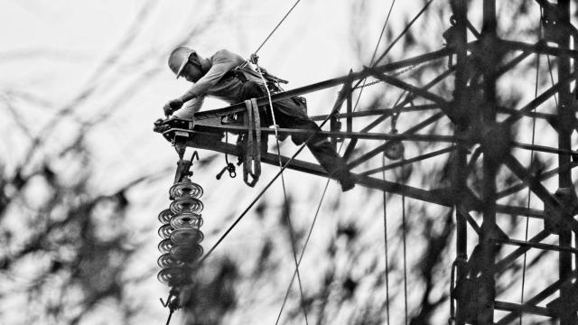 Mantenimiento de una torre de alta tensión