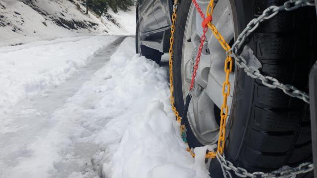 Cadenas para nieve en un coche