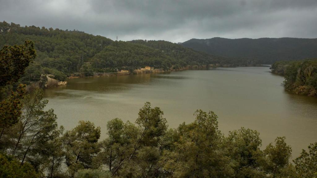 Imagen del pantano de Foix al 100% de su capacidad