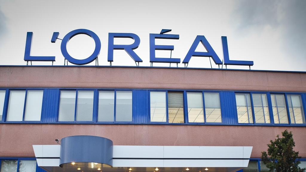 Exterior de una sede corporativa de L'Oréal en Francia