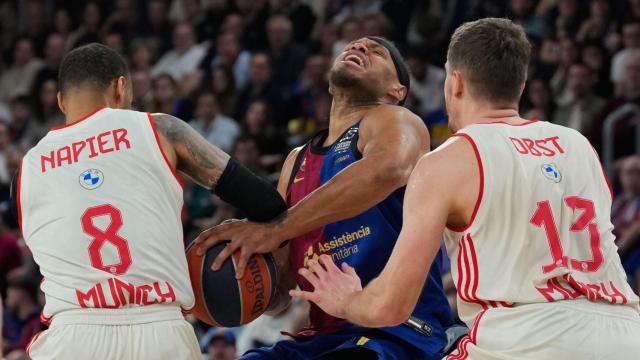 Justin Anderson, cubierto por dos jugadores del Bayern de Múnich en un partido del Barça de basket