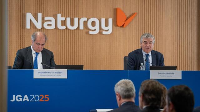 El presidente de Naturgy, Francisco Reynés (dcha.), junto al secretario del consejo, Manuel García Cobaleda, en la última junta de accionistas / NATURGY