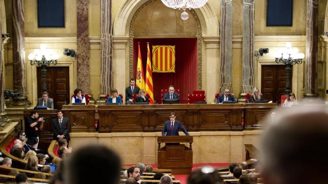 El presidente de la Generalitat, Salvador Illa, en el pleno monográfico de Rodalies este martes en el Parlament de Cataluña