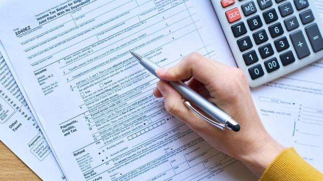 Persona haciendo la Declaración de la Renta