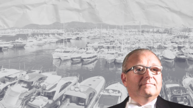 Luc Louis C. con el puerto de Ibiza de fondo