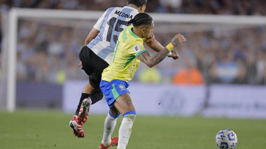 Medina golpea a Raphinha