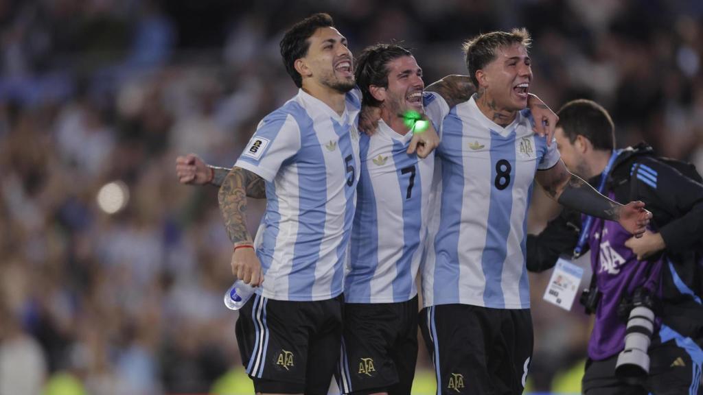 Los jugadores de Argentina celebran un gol a Brasil