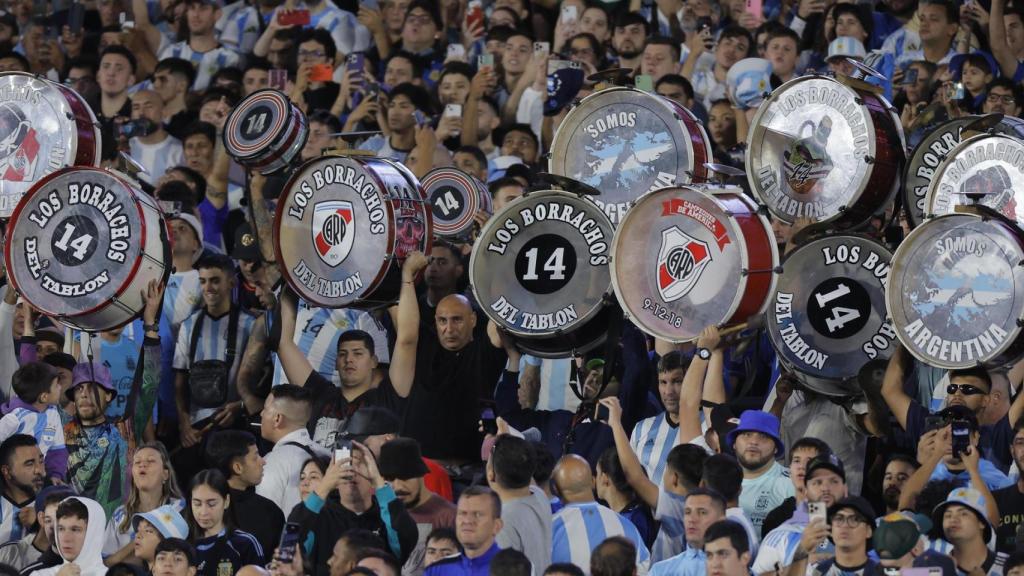 Aficionados argentinos celebran la victoria ante Brasil