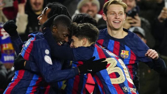 Dembelé celebra con Gavi la victoria ante la Real Sociedad