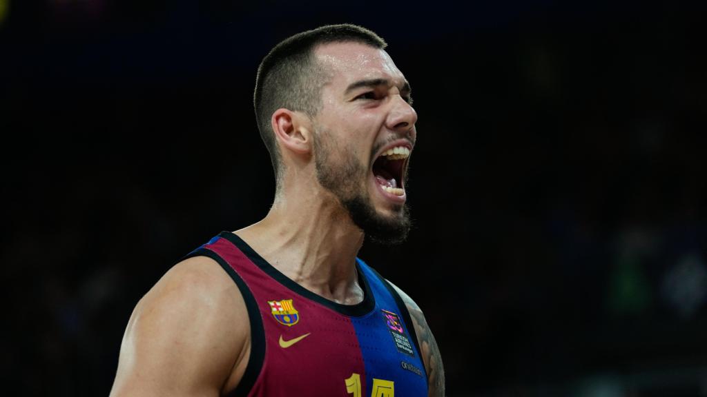 Willy Hernangómez celebra una canasta durante el Barça de basket-Bayern de Múnich de la Euroliga