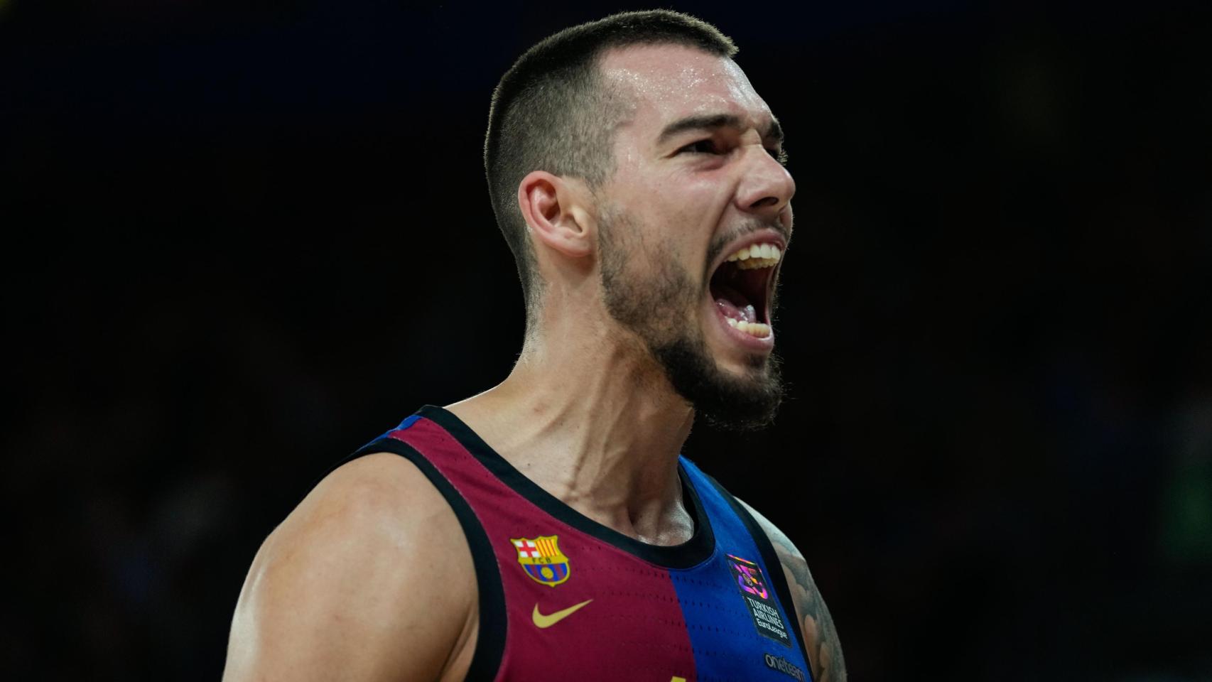 Willy Hernangómez celebra una canasta durante el Barça de basket-Bayern de Múnich de la Euroliga