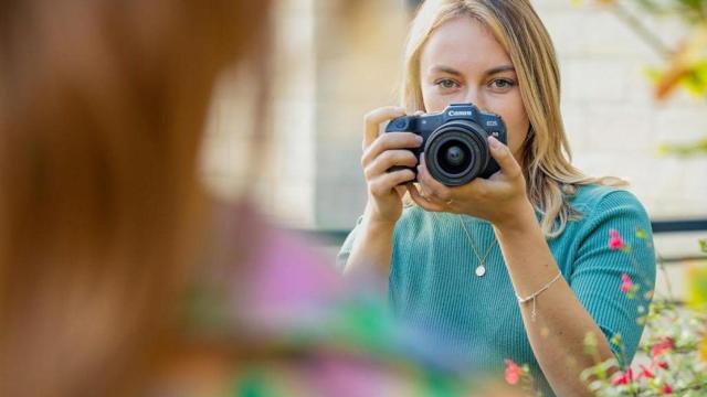 La famosa cámara Canon que todo el mundo quiere ahora tiene un descuentazo de más de 600€