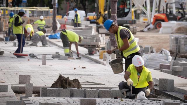 Trabajadores en las obras de la Rambla de Barcelona