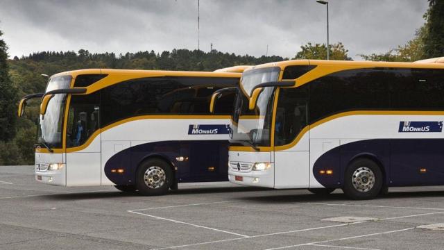 Dos autobuses de Monbus, firma gallega con presencia en Cataluña