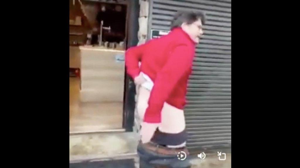 Kiko Ferrer, con el trasero al aire